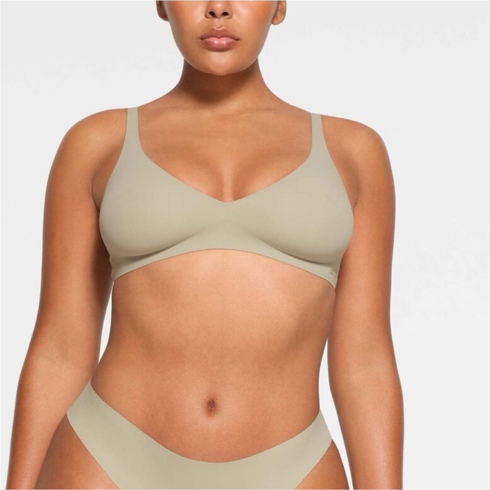 NWT SKIMS Naked Plunge Bra Bralette in Talc sold out color Size L (DD)
